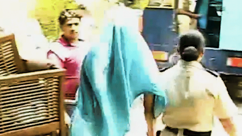 गिरफ्तारी के दौरान सिमरन सूद।