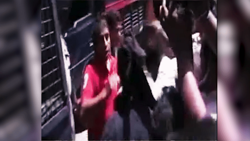 गिरफ्तारी के दौरान विजय पालांडे।