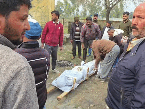 विकासनगर में युवक को मृत घोषित करने के बाद एकत्रित लोग।
