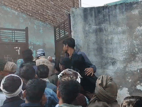 यह वही मकान है, जिसके अंदर पांचों लाशें मिली हैं।