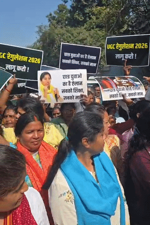 पल्लवी पटेल के साथ पहुंची महिलाओं के हाथों में नारे लिखे पोस्टर और तख्तियां हैं।