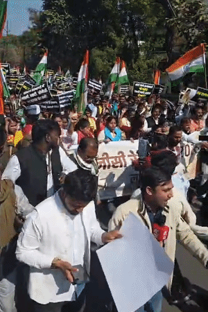 पल्लवी पटेल के साथ आरक्षित वर्ग के सैकड़ों लोग पैदल मार्च में शामिल हुए।