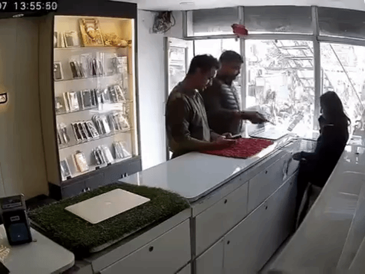 Jaipur Constables Suspended After iPhone Theft Caught on CCTV | Viral Video