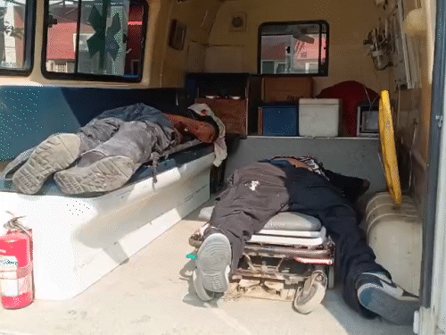 युवकों के शवों को एम्बुलेंस में डालकर सिविल अस्पताल पहुंचाया गया।