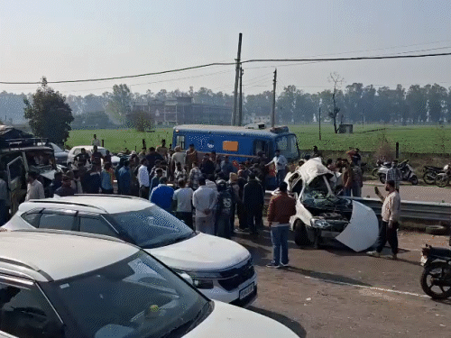 एक्सीडेंट के बाद मौके पर बड़ी संख्या में लोग जमा हो गए। पुलिस भी पहुंची। इस दौरान हाईवे पर जाम जैसी स्थिति बन गई थी।