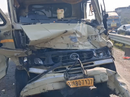 दूसरी लेन में कार की टक्कर पिकअप ट्रक से हुई। ट्रक भी बुरी तरह क्षतिग्रस्त हो गया।