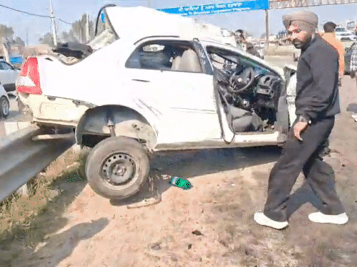 युवकों की तेज रफ्तार कार डिवाइडर तोड़कर दूसरी लेन में पहुंची थी।