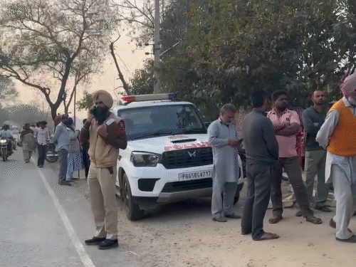 हत्या की जानकारी मिलने के बाद मौके पर गांव के अन्य लोग जमा हो गए।