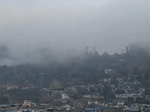 जम्मू-कश्मीर के कई क्षेत्रों में मंगलवार शाम से बर्फबारी शुरू हुई। मौसम विभाग ने पहाड़ी राज्यों के लिए चेतवानी जारी की थी। - Dainik Bhaskar