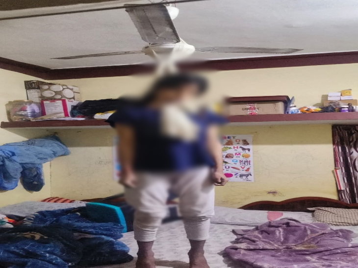 नाबालिग गर्लफ्रेंड ने फांसी लगाकर आत्महत्या कर ली।