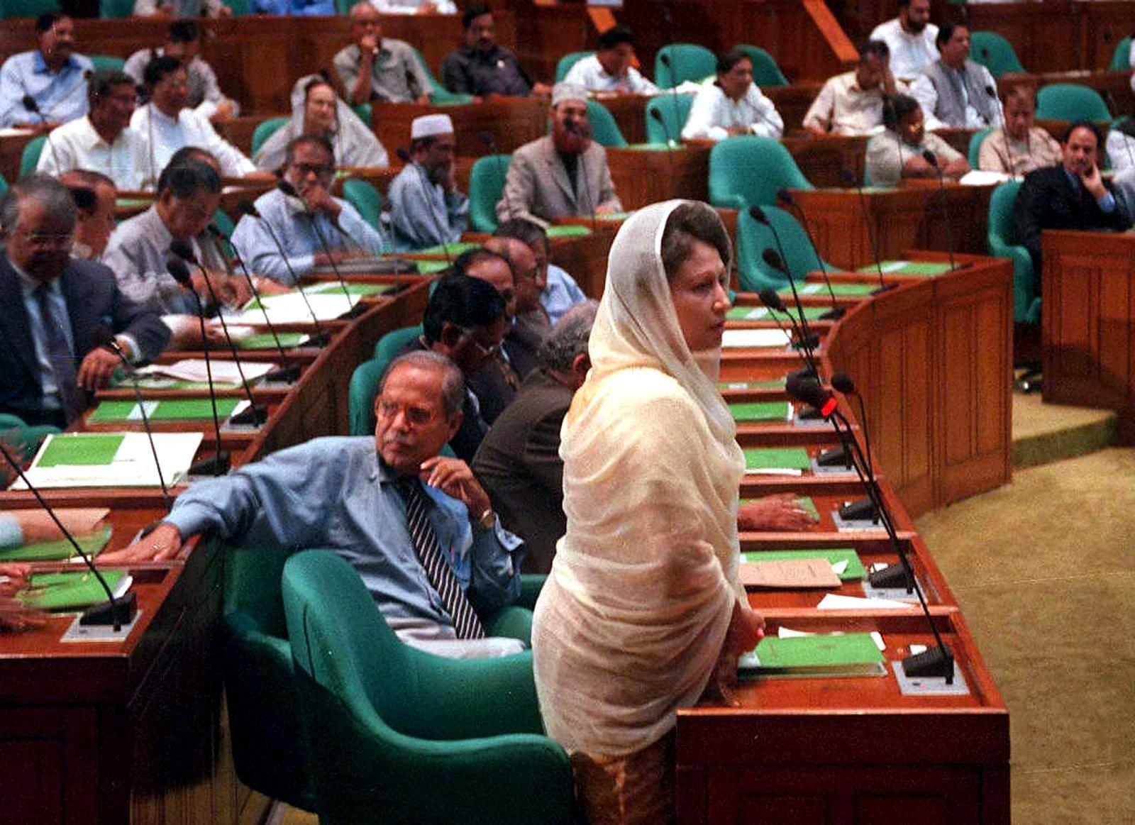 बांग्लादेश की संसद में विपक्षी दल के बहिष्कार के बाद खालिदा जिया के लिए एकतरफा फैसले लेना आसान हो गया।