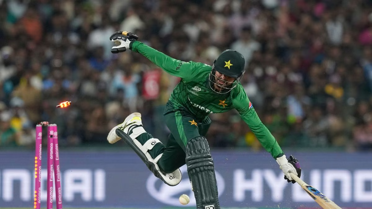 पाकिस्तान के अबरार अहमद शून्य के स्कोर पर रनआउट हो गए।
