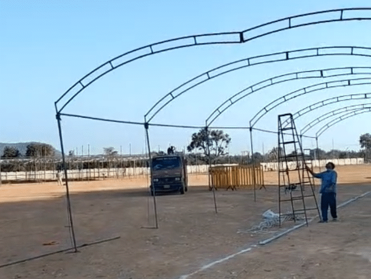 बागेश्वरधाम में शादी के लिए अलग-अलग मंडप बनाए जा रहे हैं।