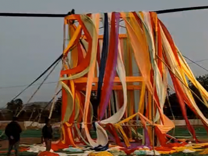 कोलकाता से आए कारीगर मंडप सजा रहे हैं।