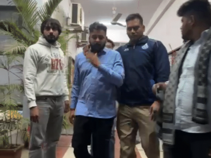 पुलिस कोचिंग टीचर को पकड़कर थाने ले गई।