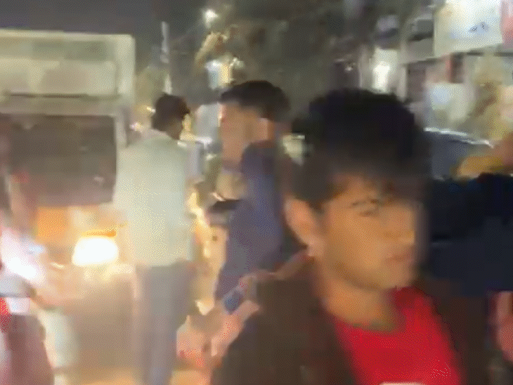 परिजन ने कोचिंग टीचर की पिटाई कर दी।