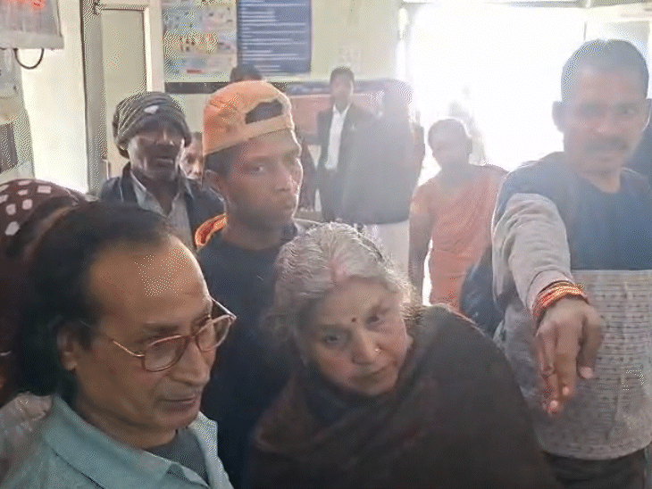 घटना की सूचना मिलते ही बड़ी संख्या में परिजन अस्पताल पहुंच गए।