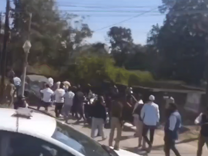 कांग्रेस कार्यकर्ताओं ने मुख्यमंत्री को काले झंडे दिखाने की कोशिश की थी। प्रशासन ने उन्हें खदेड़ दिया था।