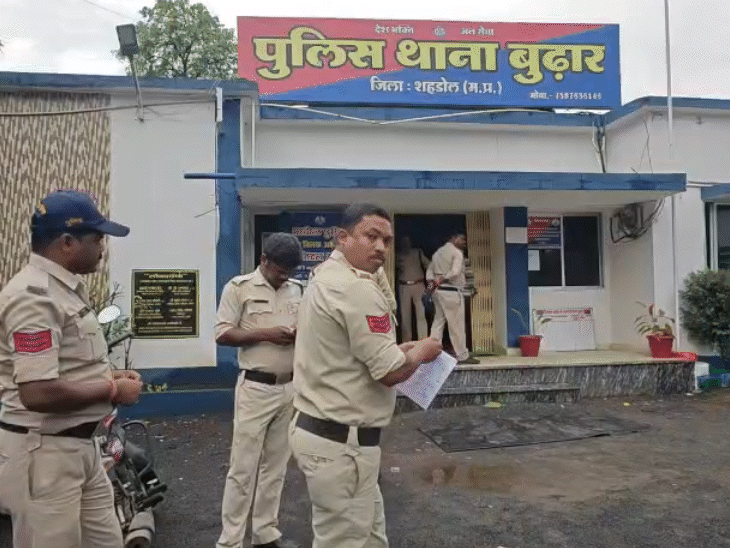 कांग्रेस कार्यकर्ताओं को हिरासत में लेकर बुढ़ार थाने लाया गया था। यहां से तहसीलदार के सामने पेश किया गया था।