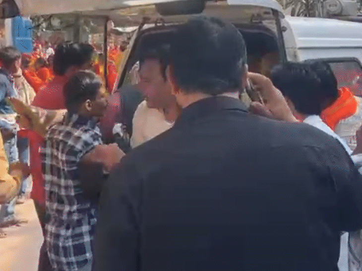 घायल बच्ची को गोद में उठाकर अस्पताल ले जा रहे परिजन।