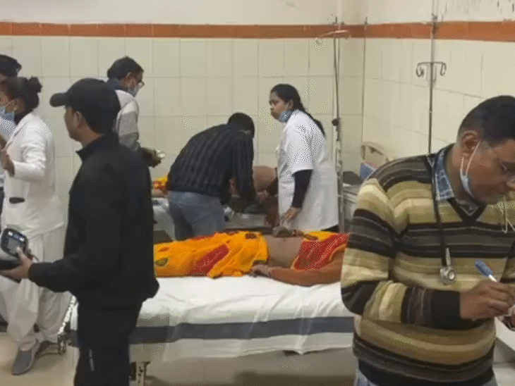 अस्पताल में घायलों को भर्ती कराया गया। डॉक्टर्स की टीम इलाज कर रही।