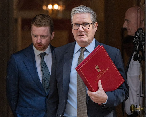 ब्रिटिश पीएम कीर स्टार्मर के साथ मॉर्गन मैकस्वीनी। तस्वीर पिछले साल मई की है।