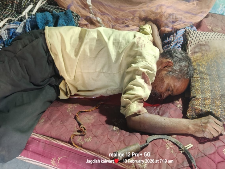 पिता का शव खून से लथपथ पड़ा रहा। बगल में हसिया भी रखा था। जिससे बेटी ने पिता को मारा।