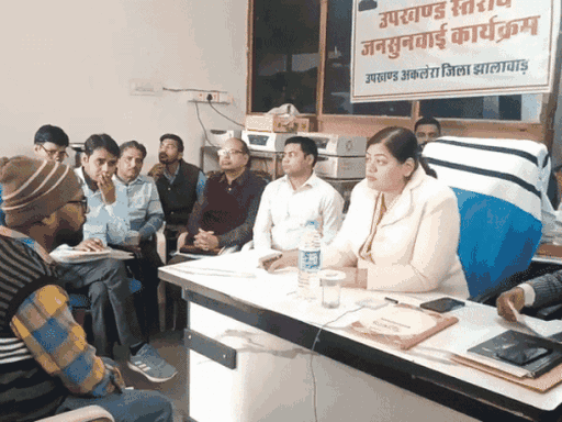 भारती दीक्षित वित्त विभाग में संयुक्त सचिव हैं। मूल रूप से दिल्ली की रहने वाली हैं।