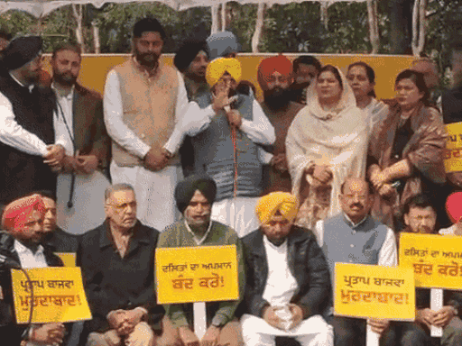 प्रदर्शन के दौरान कार्यकर्ताओं को संबोधित करते हुए मंत्री हरभजन ईटीओ। उसनके साथ मौजूद विधायक इंद्रजीत कौर मान।