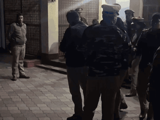 संध्या को मवाना थाने ले जाती पुलिस।