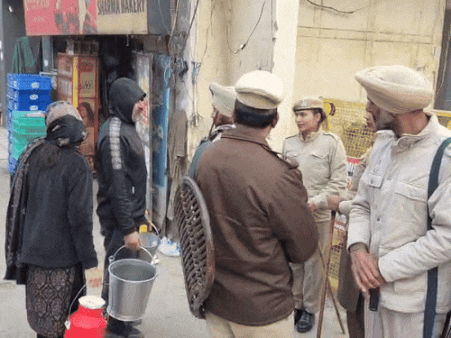 गलती को बंद करने पर बाहर पुलिस से अंदर जाने की रिक्वेस्ट करते लोग।