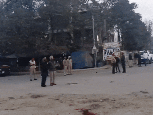 लतीफपुरा में कार्रवाई के दौरान पुलिस ने चारों तरफ से अपना घेरा बनाकर रखा।