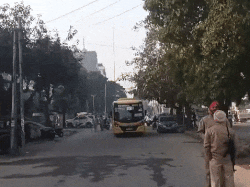 पुलिस फोर्स की तैनाती के चलते स्कूल बसों को भी घूमकर जाना पड़ा।