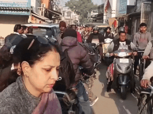 लतीफपुरा में कार्रवाई के लिए बंद की गई गलियों के चलते ट्रैफिक जाम में परेशान होते लोग।