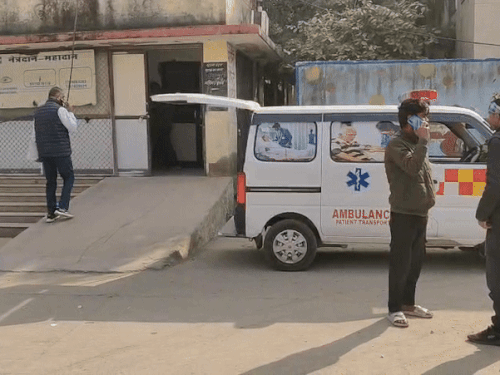 अलवर अस्पताल में पोस्टमॉर्टम के बाद शव लेने के इंतजार में परिजन।