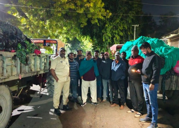 पाली के आदर्श नगर में एक मकान के परिसर में अवैध रूप से टैंक बनाकर वहां फैक्ट्रियों के रंगीन थान धोने का मामला निगम की टीम ने पकड़ा।