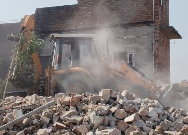 पाली के मंडिया रोड पूनायता औद्योगिक क्षेत्र के सोनिया नगर में बुधवार को जेसीबी से निगम की टीम ने अवैध रूप से बनाया गया मकान ध्वस्त करने की कार्रवाई की।