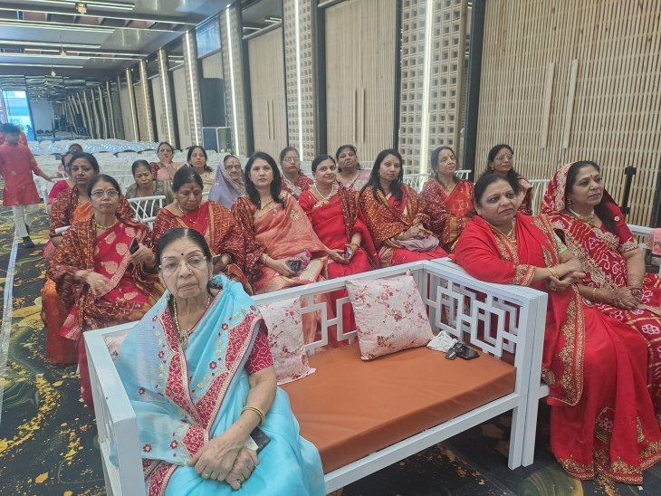 अग्रवाल समाज के वृन्दावन भवन में उद्घाटन के मौके मौजूद अग्रवाल समाज की महिलाएं।