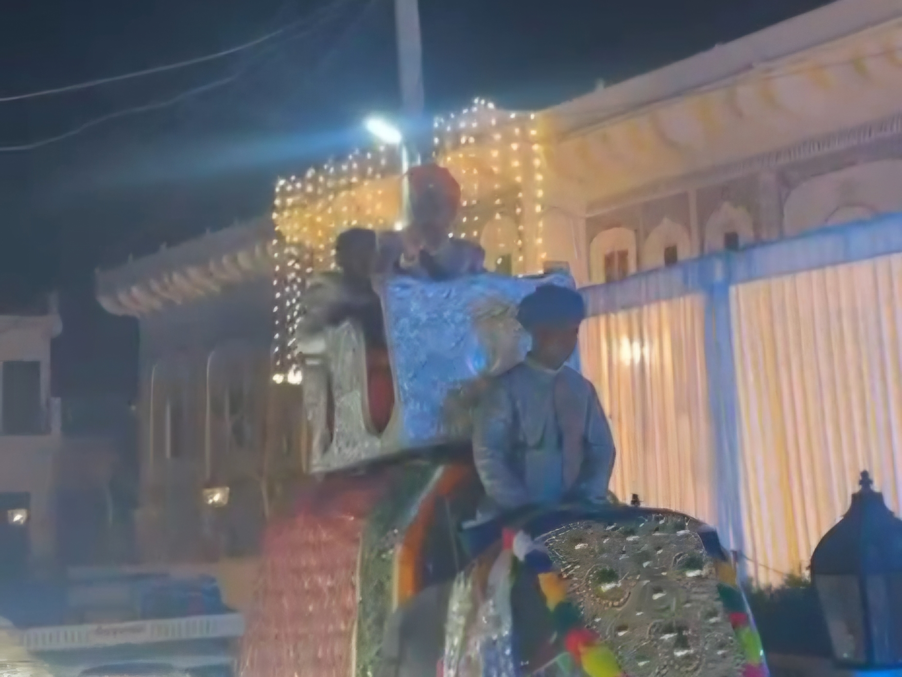 हाथी के ऊपर इटली का दूल्हा