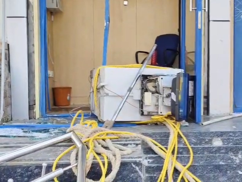 बदमाशों ने ATM को रस्सी से बांधकर खींचकर ले जाने की कोशिश की थी। - Dainik Bhaskar