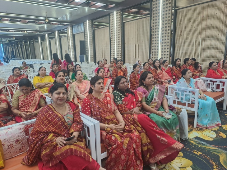 अग्रवाल समाज के वृन्दावन भवन में उद्घाटन के मौके मौजूद अग्रवाल समाज की महिलाएं।