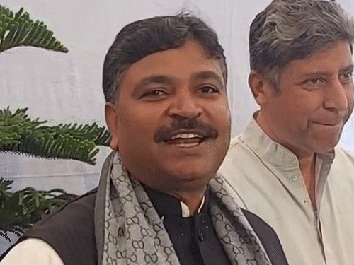 बजट से पहले सदन से बाहर टीकाराम जूली। जूली ने कहा इस बार जुमलों की बरसात होगी।