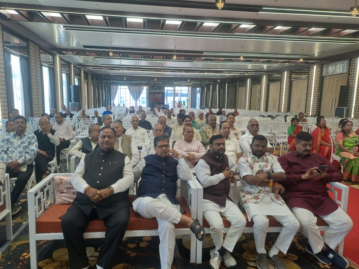 अग्रवाल समाज के वृन्दावन भवन में उद्घाटन के मौके मौजूद अग्रवाल समाज के लोग व अतिथि।