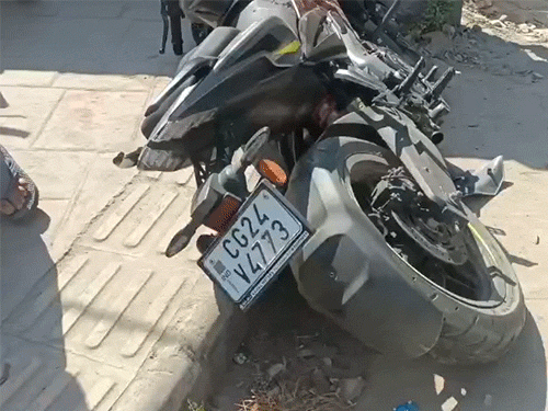 बालोद पासिंग बाइक से मणिंद्र भूषण सिंह श्याम घूमने निकला था।