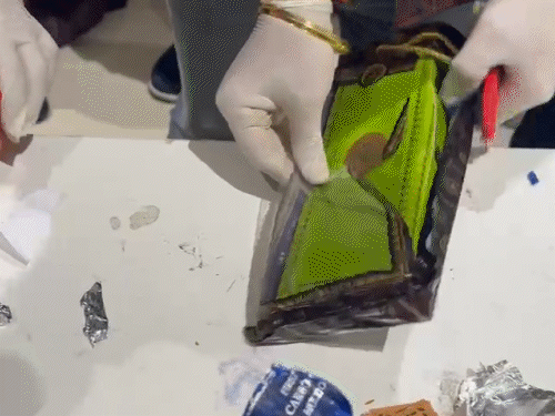 हर्बल साबुन बार जैसा दिखने के लिए असली साबुन के पैकिंग बॉक्स में छिपाया।