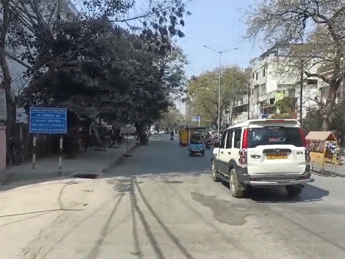 शहर के बीचों-बीच चल रहा निर्माण कार्य, गाड़ियों की लगी रहती है आवाजाही।