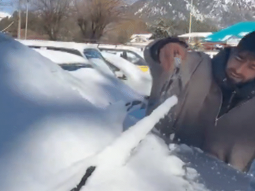 जम्मू-कश्मीर के पहलगाम में गाड़ियों पर बर्फ जम गई।