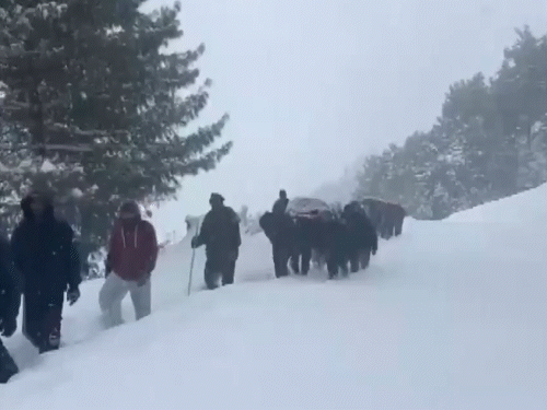 जम्मू-कश्मीर के तंगधार में सेना ने बर्फबारी के बीच गर्भवती महिला का रेस्क्यू किया।