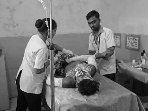 डॉक्टरों के अनुसार, कई मरीज 70 से 80 प्रतिशत तक झुलसे हुए हैं, जिससे उनकी हालत नाजुक बनी हुई है।