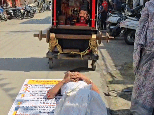 पत्नी और परिवार के साथ देवी मंदिरों में मत्था टेककर अपने उधारी के पैसों को वापस दिलाने की प्रार्थना कर रहा है।